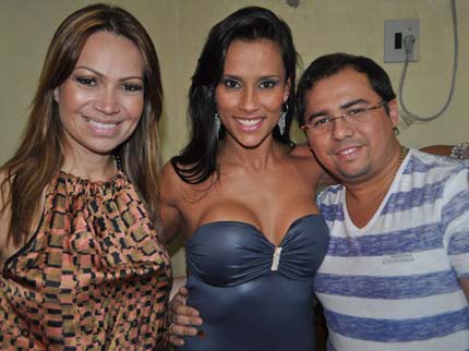 BBB Kelly dança com o grupo Aviões do Forró na Bahia